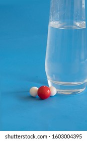 Glass of liquid water and the H2O molecule with one hydrogen and two oxygen atoms .