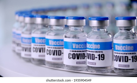 Durchstechflaschen aus Glas für den Covid-19-Impfstoff im Labor. Gruppe von Coronavirus-Impfstoffflaschen. Arzneimittel in Ampullen.