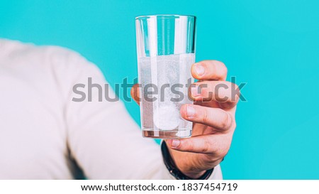 Glass of water tablet. Glass with efervescent tablet in water with bubbles. Close up of man holding a pill. Imagine de stoc © 