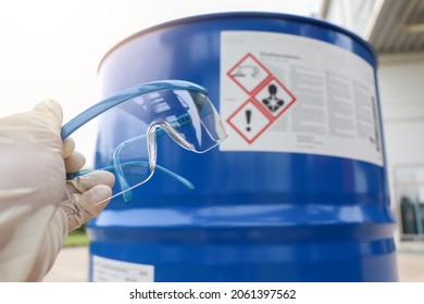 Glasses can prevent chemicals in the laboratory or at work from getting into the eyes