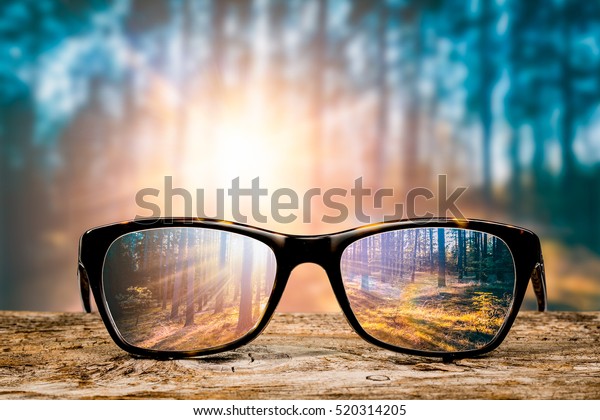 眼鏡焦點背景木眼視鏡片大自然反射看透過看清晰的視線概念透明日出處方日落復古陽光復古 庫存圖片庫存照片 立刻編輯