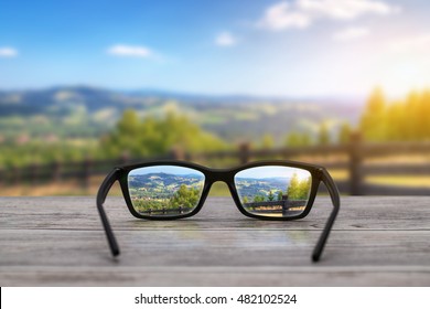 óculos foco fundo de madeira - imagem de estoque