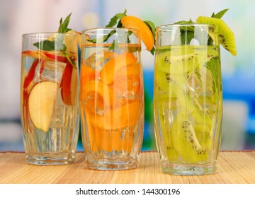 Des verres de boissons aux fruits avec des glaçons sur table au café