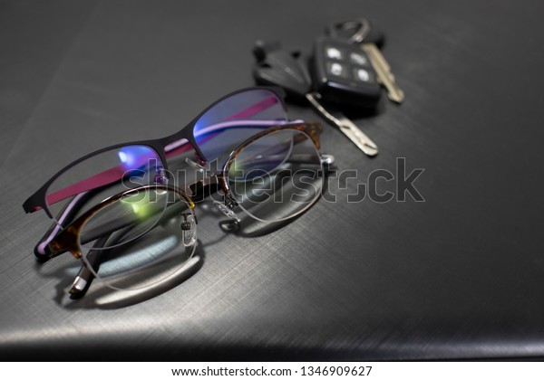The\
glasses make the vision clear and nourish the\
eyes..
