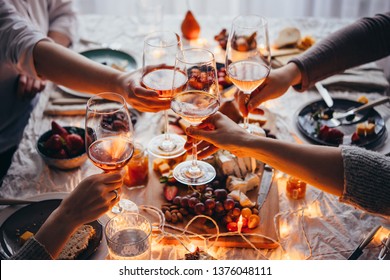 Copos de vinho rosé vistos durante uma festa amigável de uma celebração.
