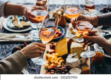 Copos de vinho rosé vistos durante uma festa amigável de uma celebração.