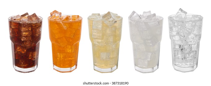 Gafas con bebidas dulces con cubos de hielo aislados en blanco
