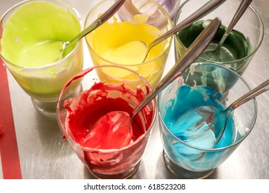 Gafas de diversos colorantes alimentarios