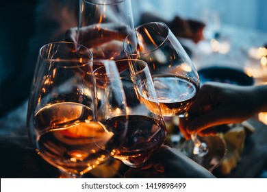 Copos de vinho vistos durante uma festa amigável de uma celebração.