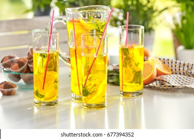 Vitraux avec limonade rafraîchissante sur la table extérieure