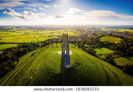 Glastonbury Tor near Glastonbury in the English county of Somerset, topped by the roofless St Michael's Tower, UK Stock fotó © 