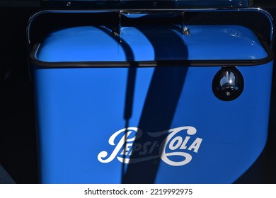 Glendale Arizona 10-29-2022 Vintage Blue Pepsi Cola Ice Chest With Bottle Opener