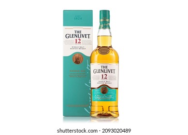 THE GLENLIVET 12 YEAR OLD SINGLE MALT SCOTCH WHISKY and BOX: Plymouth Devon UK December 19th 2021: Glenlivet 12 Year Old Double Oak Single Malt Scotch Whisky. Glenlivet Whisky Clipping Path in JPEG