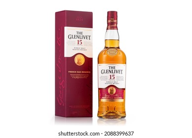 THE GLENLIVET 15 YEAR OLD SINGLE MALT SCOTCH WHISKY FRENCH OAK RESERVE with BOX Plymouth Devon UK December 9th 2021 Speyside Glenlivet 15 Year Old Single Malt Whisky Limousin Oak Clipping Path in JPEG