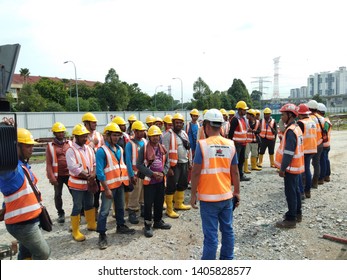 Glenmarie, Malaysia. May 07 2019. Site Walk Meeting Early In The Morning Before Works. Toolbox Meeting Is Important As It Is Advise And Aware Personnel On Safety Issue. 