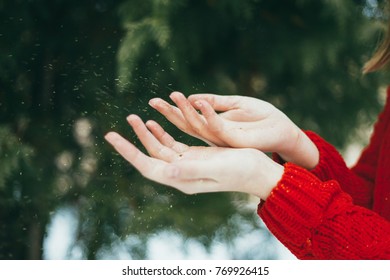 Glitter on hands