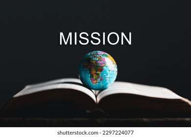 Globe con la Sagrada Biblia para misión, Misión cristiana idea. biblia y libro sobre mesa de madera, fondo cristiano para gran comisión