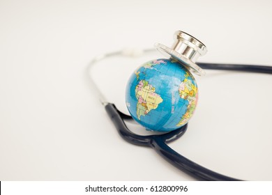 Globe mit einem Stethoskop umhüllt. Speichern Sie das Welten-/Grüne Earth Day-Konzept.