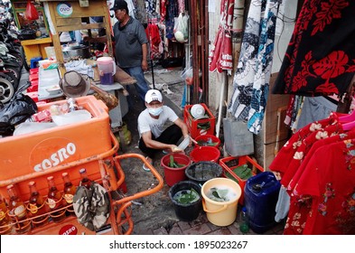 Glodok - Jakarta. Indonesia, Jan 16, 2021. A Street Food Vendor With A Wheelbarrow Is Preparing Food, And There Is A Dishwasher That Is Used Up. Location On The Side Of The Road, Glodok - Chinatown. 