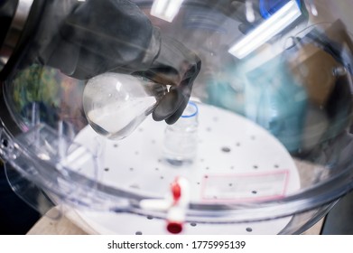 Glove Box For Experiments In An Inert Atmosphere 