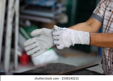 Gloves to cut glass and sharp objects.