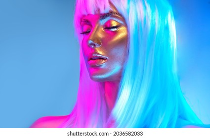 Glühende goldene Haut. Fashion Model Frau Gesicht in leuchtend neonfarbigen Lichtern, schöne sexy Frau mit weißem Haar und trendigen Make-up. Art Design Make-up. Glitzernde, goldene, metallische Schminke