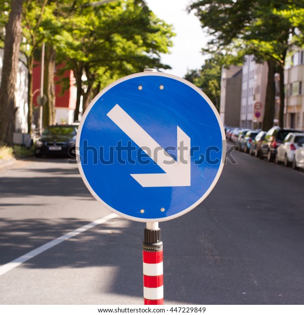 Go Right Road Sign,\
Turn arrow traffic