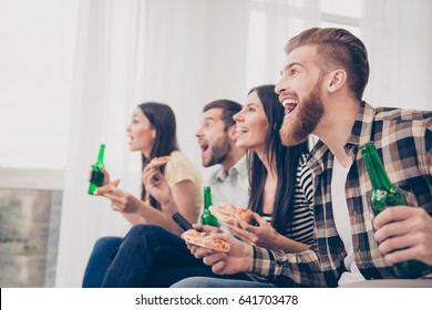 Ziel! Sehr aufgeregte Jugend macht Spaß beim Fußballspiel, Bier trinken, Pizza zu Hause zu Hause essen