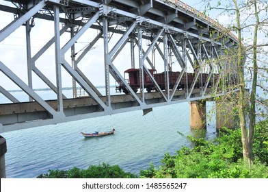 The Godavari Arch Bridge Is A Bowstring-girder Bridge That Spans The Godavari River In Rajahmundry, India. 