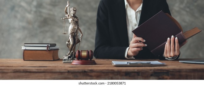 Goddess Of Justice And The Judge's Hammer Are Placed On The Lawyer's Table, Lawyers Consulting On Various Cases. To Clients Who Are In Trouble In The Legal Way. Lawyer Concept And Justice Of The Law.