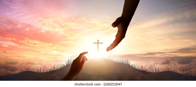 La mano que Dios ayuda y cruza al fondo de la puesta del sol