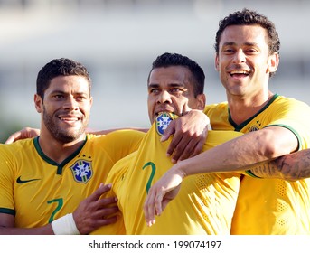 GOIANIA, BRAZIL - JUNE 03: Hulk, Alves and Brazilian teammate at the International Friendly Match between Brazil and Panama at Serra Dourada Stadium.Wander Roberto/VIPCOMM. No Use In Brazil.