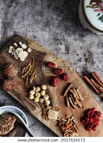 Goji berries, red dates, codonopsis, wild yam, soloman's seal, astragalus, jujube, lotus seed, shitake musrhom are some of the herbs in traditional Chinese chicken soup for immunity.