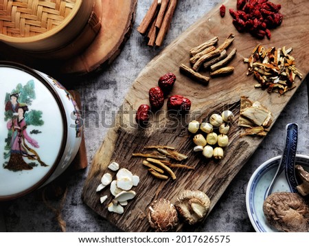 Goji berries, red dates, codonopsis, wild yam, soloman's seal, astragalus, jujube, lotus seed, shitake musrhom are some of the herbs in traditional Chinese chicken soup for immunity.