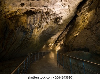 Gokgol Cave ( Turkish; Gökgöl Mağarası) hiking trail. Gökgöl cave is one of the most important touristic spots of Zonguldak province.