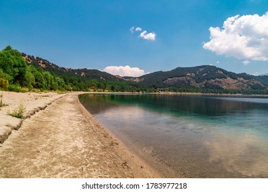 Golcuk Lake / Isparta Türkei. Spiegelungen von Bergen und weißen Wolken auf dem blauen See