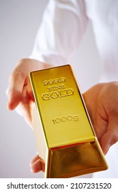  Gold Bar ,hand Holding Gold Bars