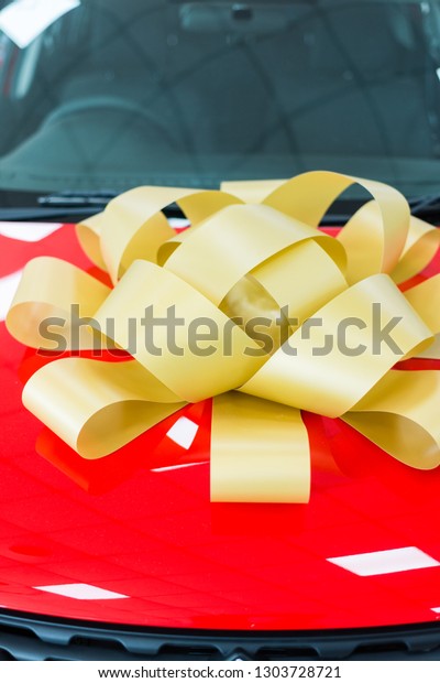 gold bow on red\
car