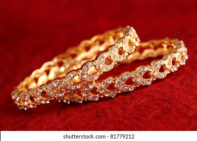 17,799 Yellow Gold Bracelet Images, Stock Photos & Vectors | Shutterstock