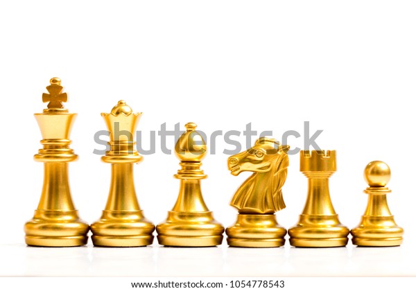 白い背景に金のチェス駒 キング クイーン ビショップ ナイト ルック ポーン が一列に並んでいます の写真素材 今すぐ編集
