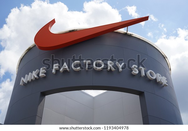 nike factory outlet harbour town