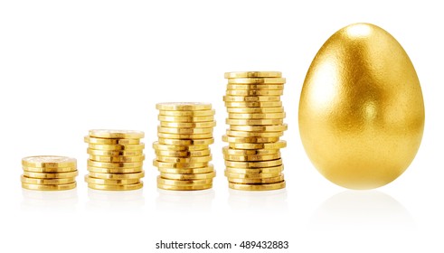 Goldmünzen und goldenes Ei einzeln auf Weiß.