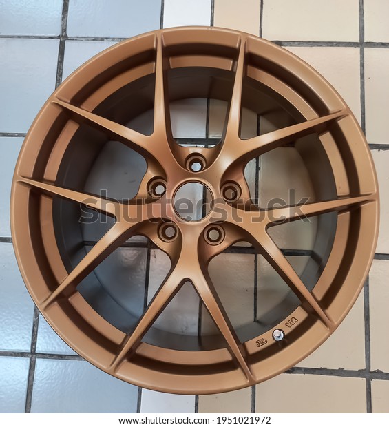 Gold\
colored car wheel rims with a ring size of 17\
inches