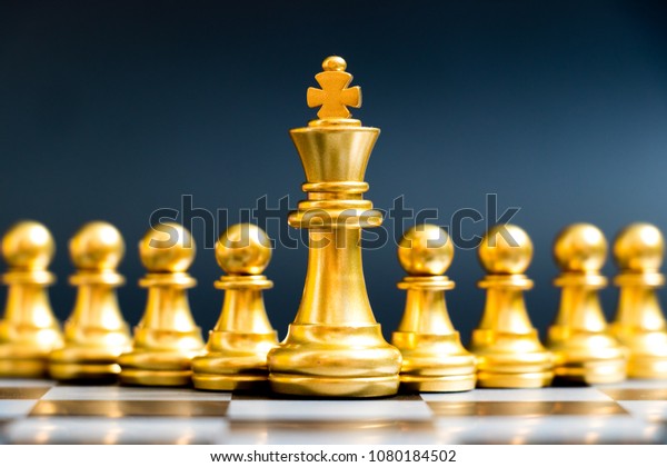 黒い背景に金色のキングチェス駒 リーダーシップのコンセプト 管理 の写真素材 今すぐ編集