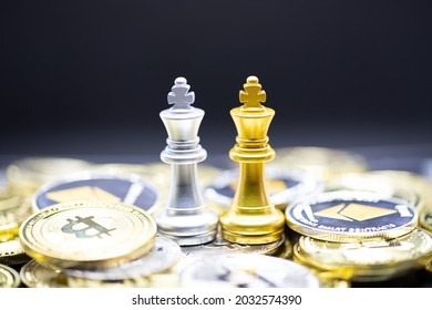 Gold king and Silver Queen Chess on the Crypto currency. It's is convenient payment in economy market, the modern way of exchange in the coming future for finance investment concept on the chess 