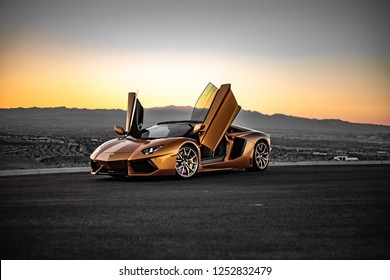 Hình ảnh Lamborghini vàng sẽ khiến bạn bị thu hút ngay từ cái nhìn đầu tiên. Chiếc siêu xe sang trọng này dường như tỏa sáng như một ngôi sao trên đường phố.