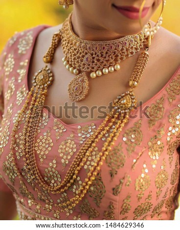 Gold ornaments and necklace worn by an Indian bride 