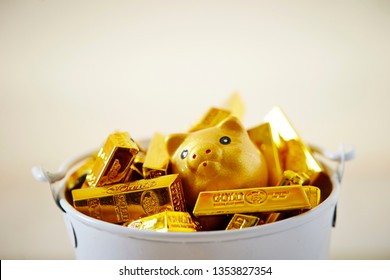 Gold Pig With Gold Bar Toy In Bucket 