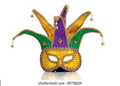 Máscara de mardi gras dorada, violeta y verde sobre fondo blanco