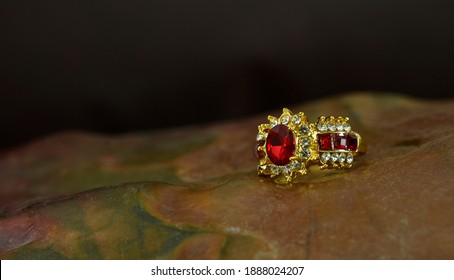 Gold Ring With Garnet And Diamond